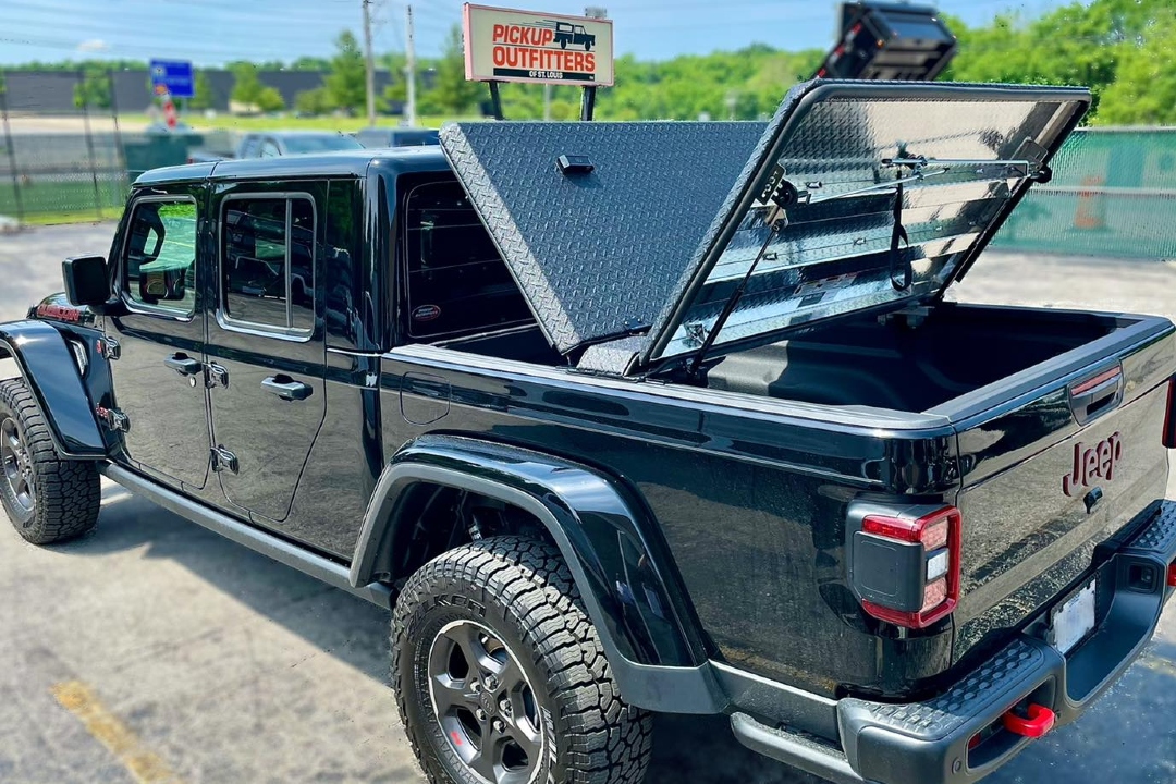 Jeep Gladiator fitted with heavy-duty DiamondBack aluminum tonneau cover